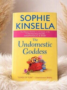 Sophie Kinsella - "The Undomestic Goddess" Paperback Novel